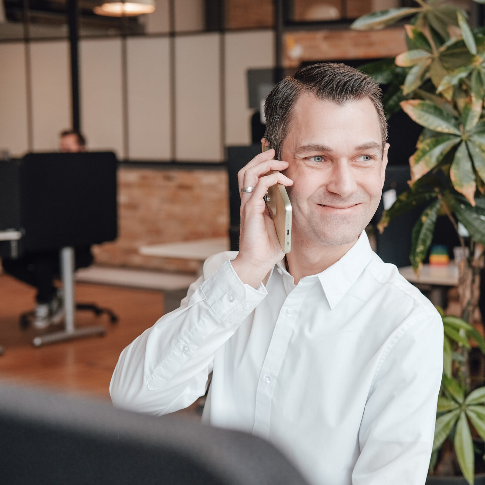 Specialist hos Ubivox i telefonen med en kunde
